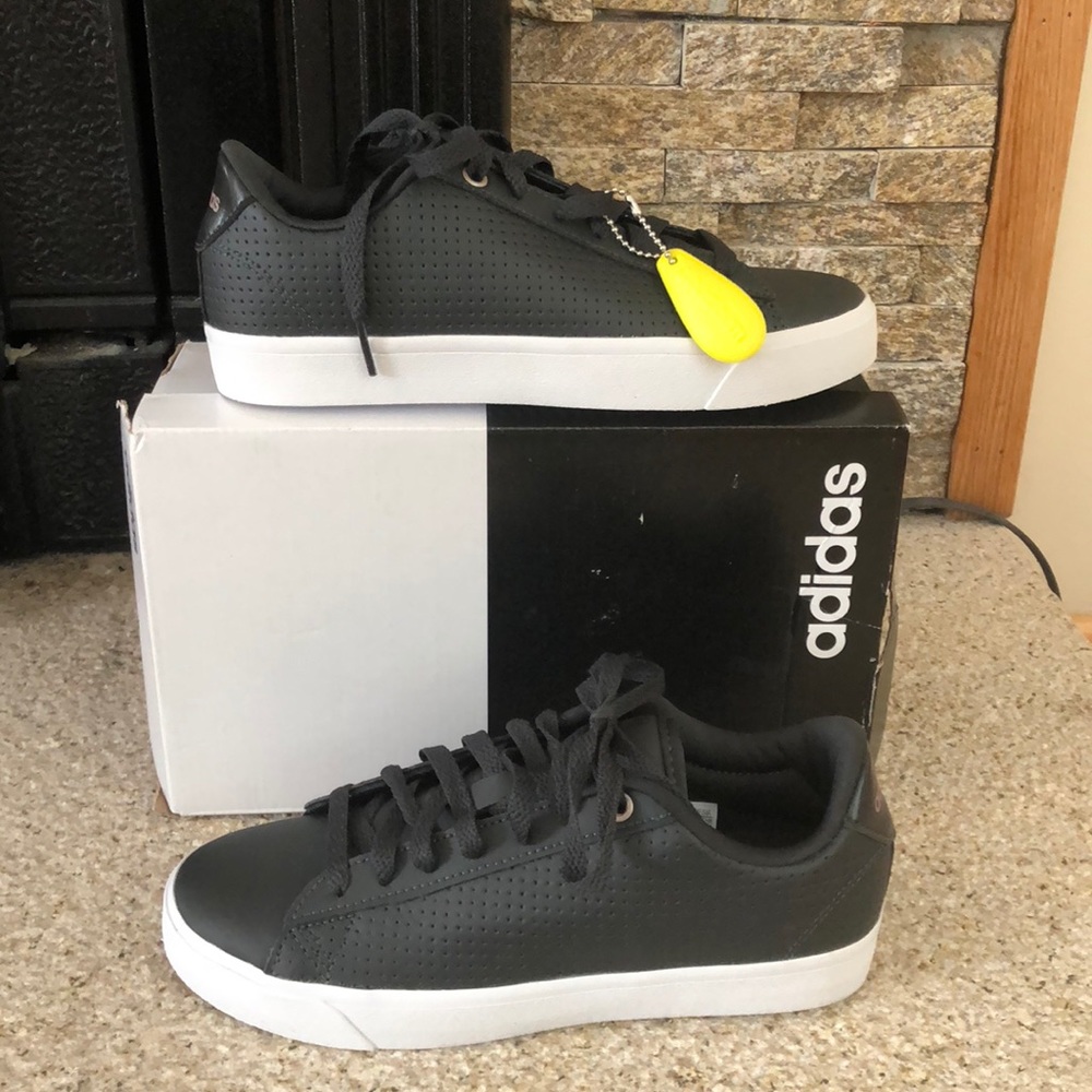 💥NWB ADIDAS DAILY QT QUEEN SIZE 5.5 (36 2/3) 💥 - Picture 1 of 8
